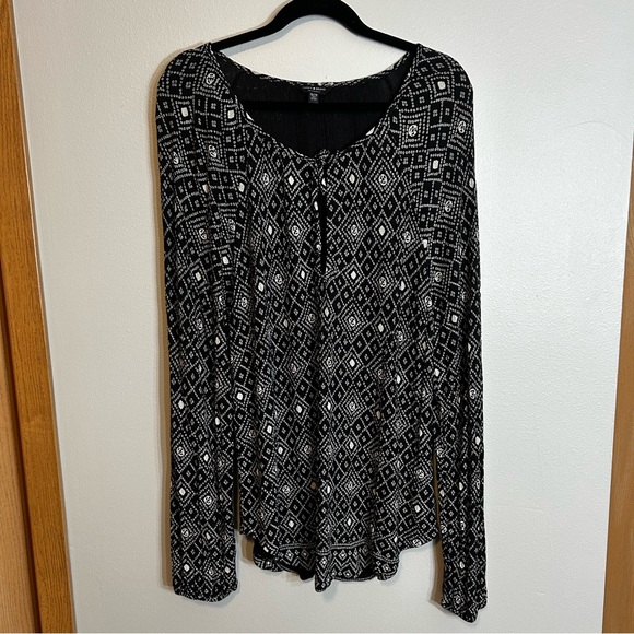 Lucky Brand Tops - Lucky Brand Women’s Black & White Patterned Blouse XL Paisley Long Sleeve